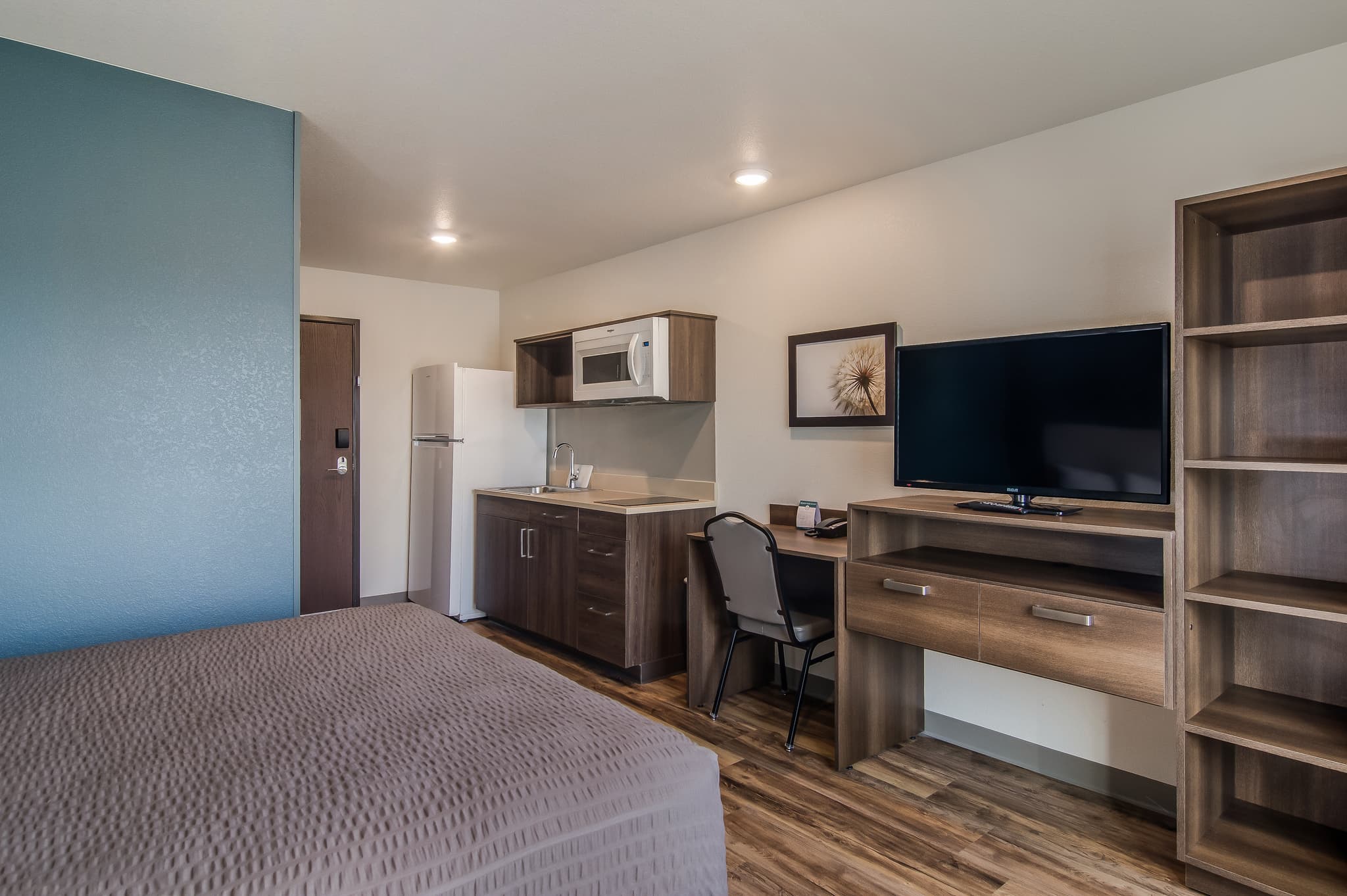 Image showcasing Extended Stay Hotel in Oak Ridge, TN | WoodSpring Suites Oak Ridge ...